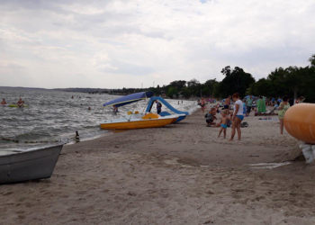 На Николаевщине маму с двумя детьми едва не унесло на надувном матрасе в открытое море (ФОТО)