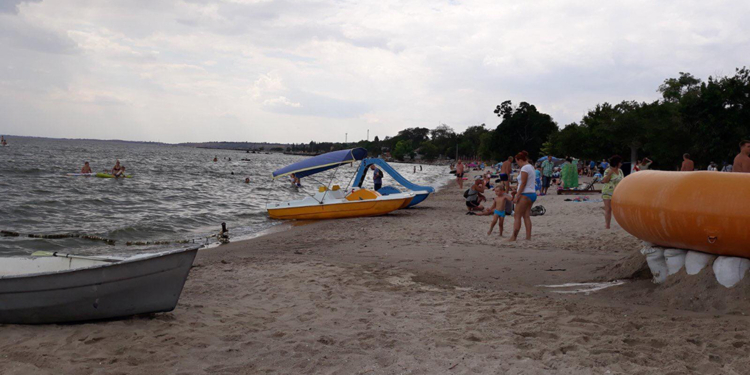 На Николаевщине маму с двумя детьми едва не унесло на надувном матрасе в открытое море (ФОТО)