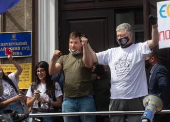 Суд отпустил ветерана АТО, облившего зеленкой Волошина, на поруки Порошенко и 5 нардепов