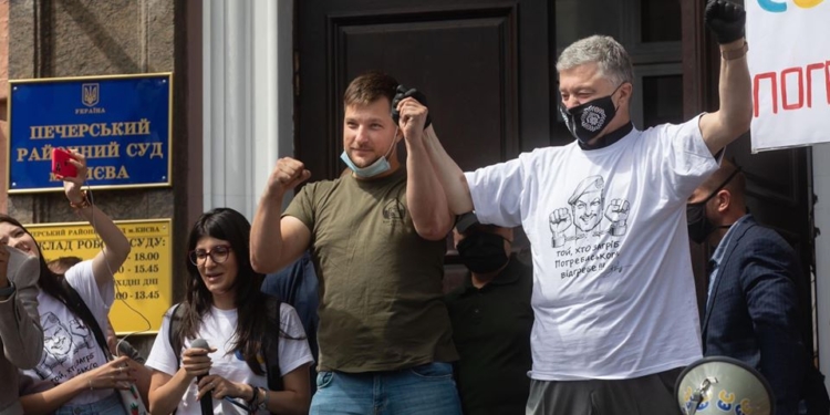 Суд отпустил ветерана АТО, облившего зеленкой Волошина, на поруки Порошенко и 5 нардепов