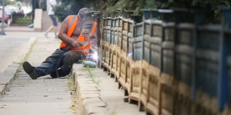 На Центральном проспекте приступили к ремонту ограждения бульварной части (ФОТО)