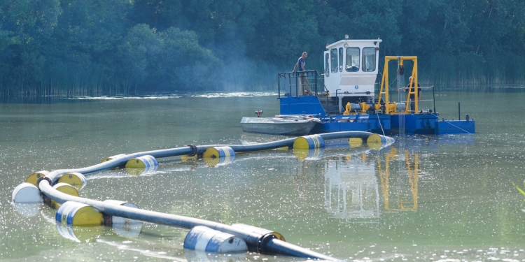 Впервые в Украине Винница за счет городского бюджета чистит Южный Буг (ФОТО)