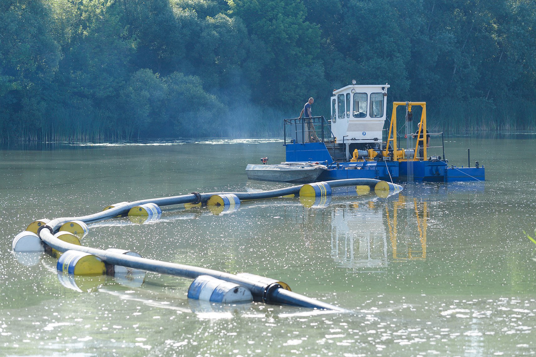 Впервые в Украине Винница за счет городского бюджета чистит Южный Буг (ФОТО)