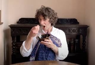 Британский ученый съел грибы, которые вырастил на своей книге про грибы (ВИДЕО)