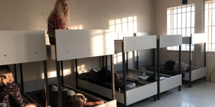 В аэропорту Афин задержали 17 украинцев и бросили их в изолятор без еды и воды