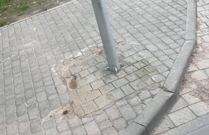 Во Львове коммунальщики нарисовали брусчатку на бетоне, чтобы не класть новую 3