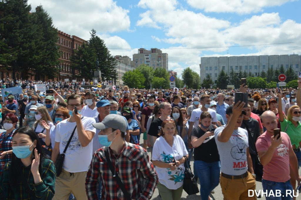 Протесты в Хабаровске продолжаются пятый день: ""Мы не боимся, мы против путинского режима!" (ВИДЕО) 1