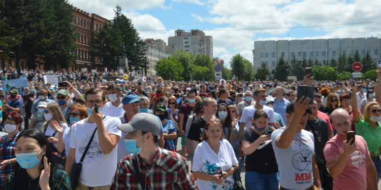 «Путина — в отставку!» В Хабаровске в защиту арестованного губернатора прошел самый массовый митинг в истории города (ФОТО, ВИДЕО)