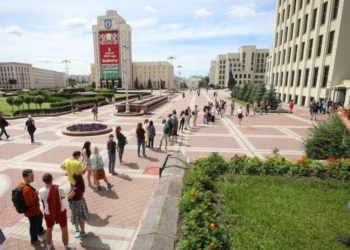 Белорусы стали в очередь, чтоб пожаловаться на отказ ЦИК регистрировать соперников Лукашенко