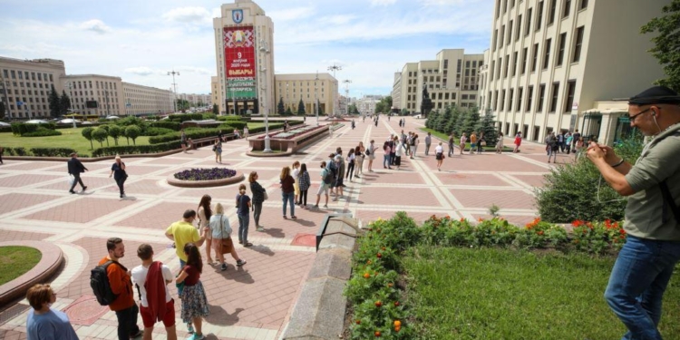 Белорусы стали в очередь, чтоб пожаловаться на отказ ЦИК регистрировать соперников Лукашенко