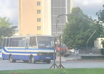ОБНОВЛЕНО. В Луцке неизвестный со взрывчаткой захватил автобус: центр города перекрыли (ФОТО, ВИДЕО)