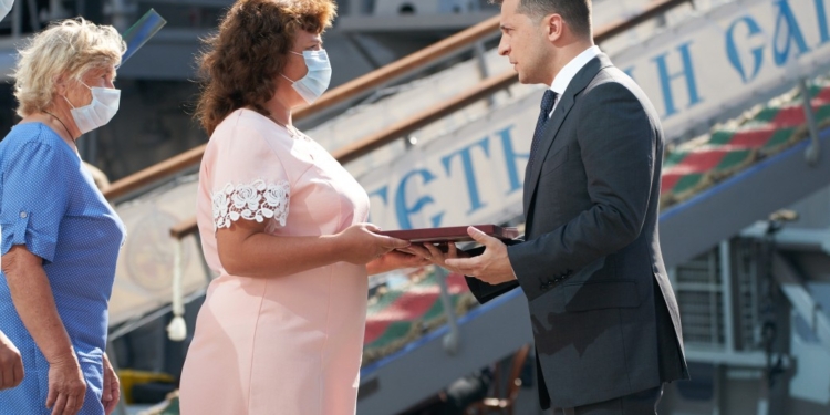 Зеленский посмертно наградил преподавательницу и спасателя, которые погибли во время пожара в одесском колледже