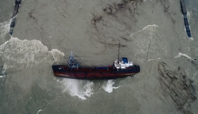 В Одессе начали поднимать затонувший в прошлом году танкер (ВИДЕО)