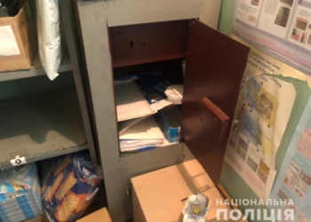 Мужчина с палкой ограбил почтовое отделение в Харькове (ФОТО)