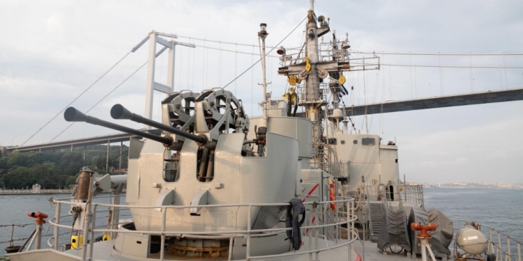 В Черное море вошли две группы кораблей НАТО