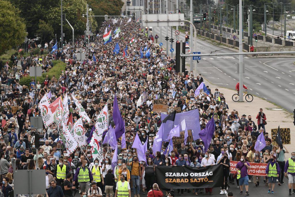 В Будапеште тысячи венгров вышли на акцию за свободу прессы 1
