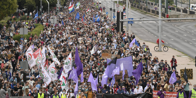 В Будапеште тысячи венгров вышли на акцию за свободу прессы