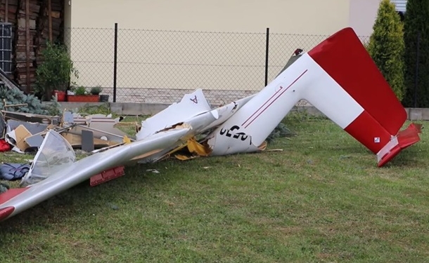 В Польше самолет упал возле частного дома (ВИДЕО)