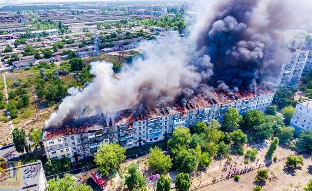 В Новой Каховке произошел пожар в многоэтажке (ВИДЕО)