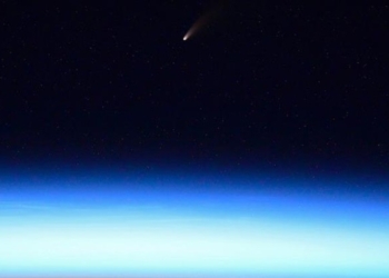 Астронавты с борта МКС сняли яркую комету