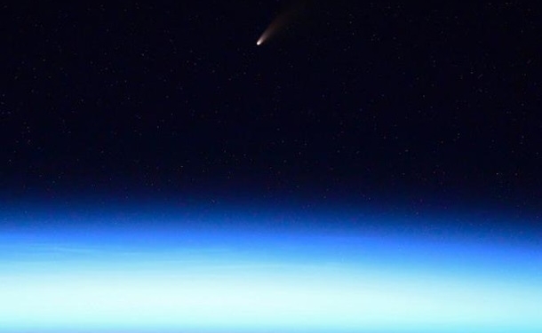 Астронавты с борта МКС сняли яркую комету