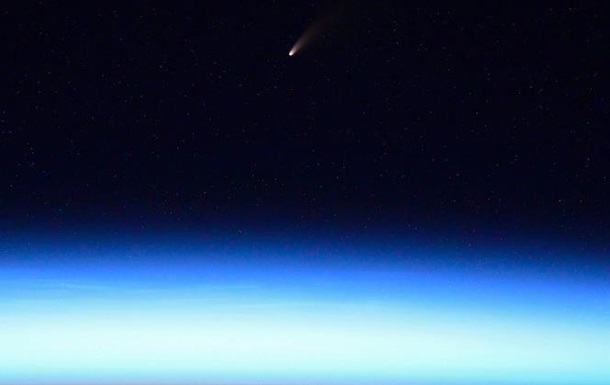 Астронавты с борта МКС сняли яркую комету 3