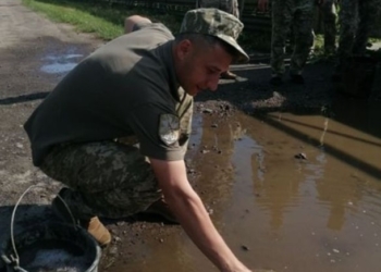 У воинской части в Луцке к визиту Зеленского солдаты черпали воду из луж (ВИДЕО)