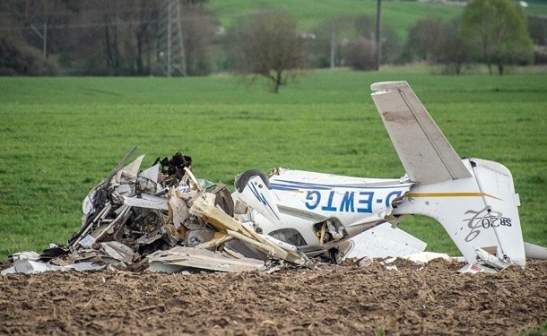 В Германии два человека погибли при падении самолета