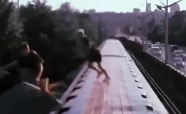 В Киеве экстремалы прыгали с вагона метро в Днепр (ВИДЕО)