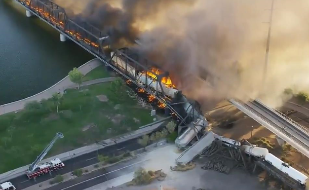В США цистерны с токсичным грузом упали с моста (ВИДЕО)