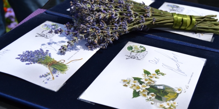 «Укрпочта» запустила ароматизированные марки (ФОТО)