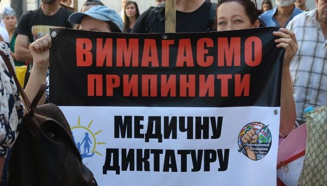 Противники вакцинации детей провели митинг под Минздравом (ФОТО)