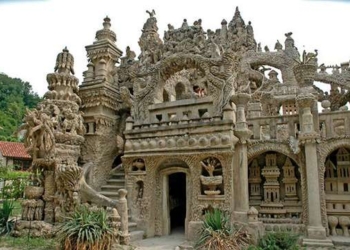 Сельский почтальон построил потрясающий дом из собранных на дорогах камней (ФОТО)