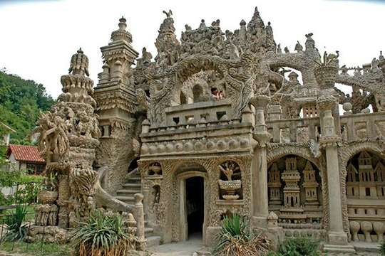 Сельский почтальон построил потрясающий дом из собранных на дорогах камней (ФОТО)