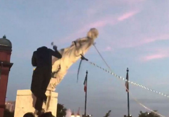 В США снесли еще один памятник Колумбу (ВИДЕО)