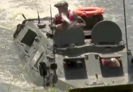 Молдавский министр обороны, сидя в БТР, получил удар по лицу от крупной рыбы (ВИДЕО)