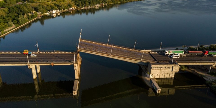 Мост в Николаеве развелся сам по себе (ВИДЕО, ФОТО)