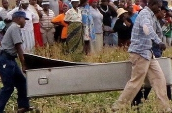 В Зимбабве 99-летняя женщина дважды «воскресала» на своих похоронах