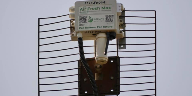 В Николаеве на ул.Железнодорожной, жители которой страдают от засилья фур, установили устройства для мониторинга воздуха (ФОТО)