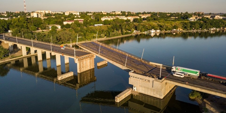 Мост в Николаеве развелся сам по себе (ВИДЕО, ФОТО)