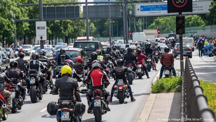 В Германии запретили езду на мотоциклам по воскресеньям, тысячи байкеров вышли на протесты 1