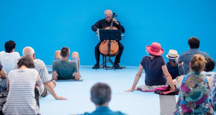 В Германии виолончелист дал концерт на дне бассейна (ФОТО)