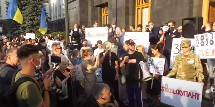 На митинге под ОП против капитуляции отец погибшего бойца проклял Зеленского (ВИДЕО)