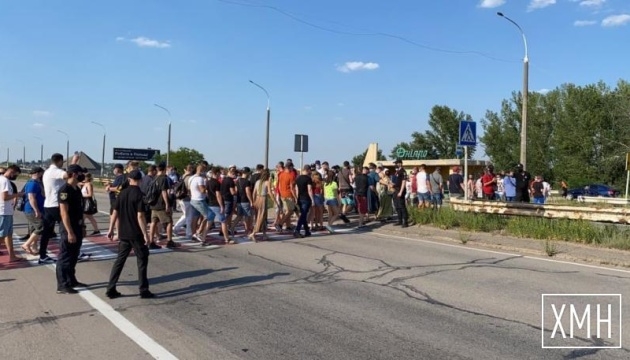 Работники ночных клубов и рестораторы перекрывали мост через Днепр в Херсонской области