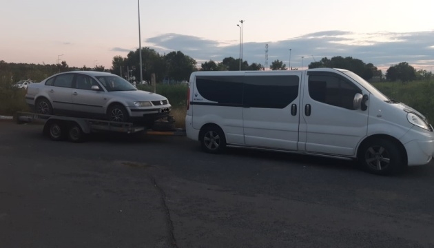 На границе с Венгрией агрессивных “евробляхеров” вывели из пункта пропуска в наручниках (ВИДЕО)