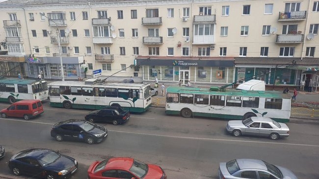 ОБНОВЛЕНО. В Луцке неизвестный со взрывчаткой захватил автобус: центр города перекрыли (ФОТО, ВИДЕО)