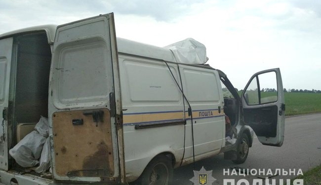 Неизвестные подорвали автомобиль “Укрпочты” на Полтавщине и похитили 2,5 миллиона (ФОТО)