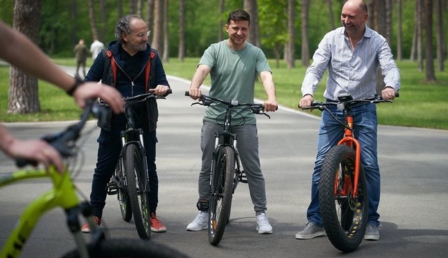 Зеленский потратил из госбюджета 41 тысячу гривен, чтобы покатать журналистов