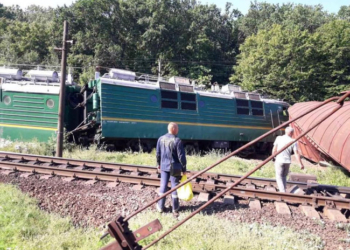 В Кировоградской области поезд самовольно сошел с рельсов (ФОТО)
