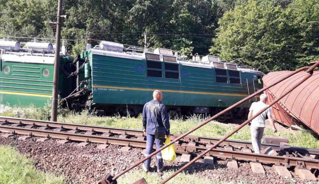 В Кировоградской области поезд самовольно сошел с рельсов (ФОТО)